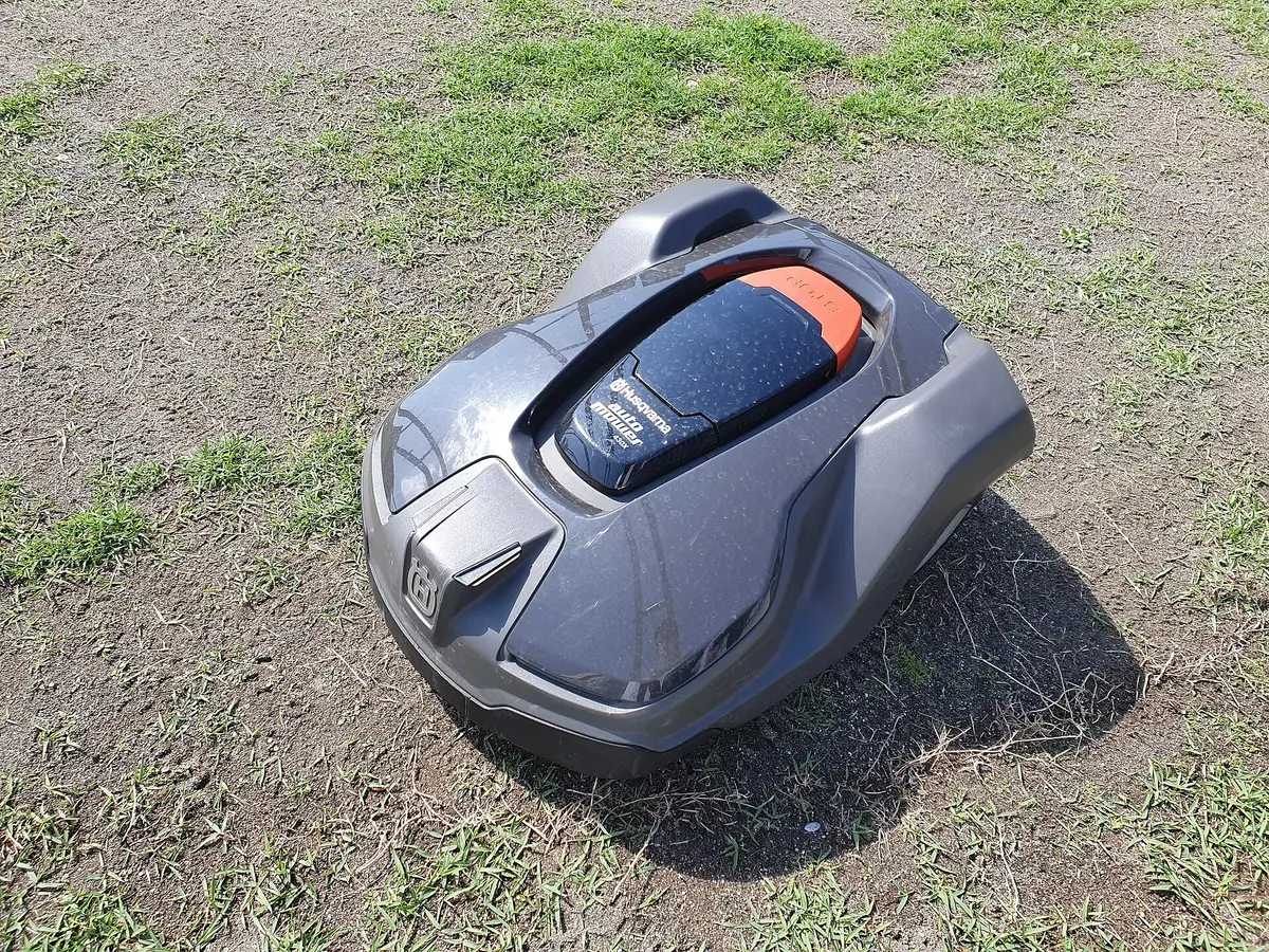 Robotska kosilica Husqvarna Automower 430X, srodni model, na travnjaku