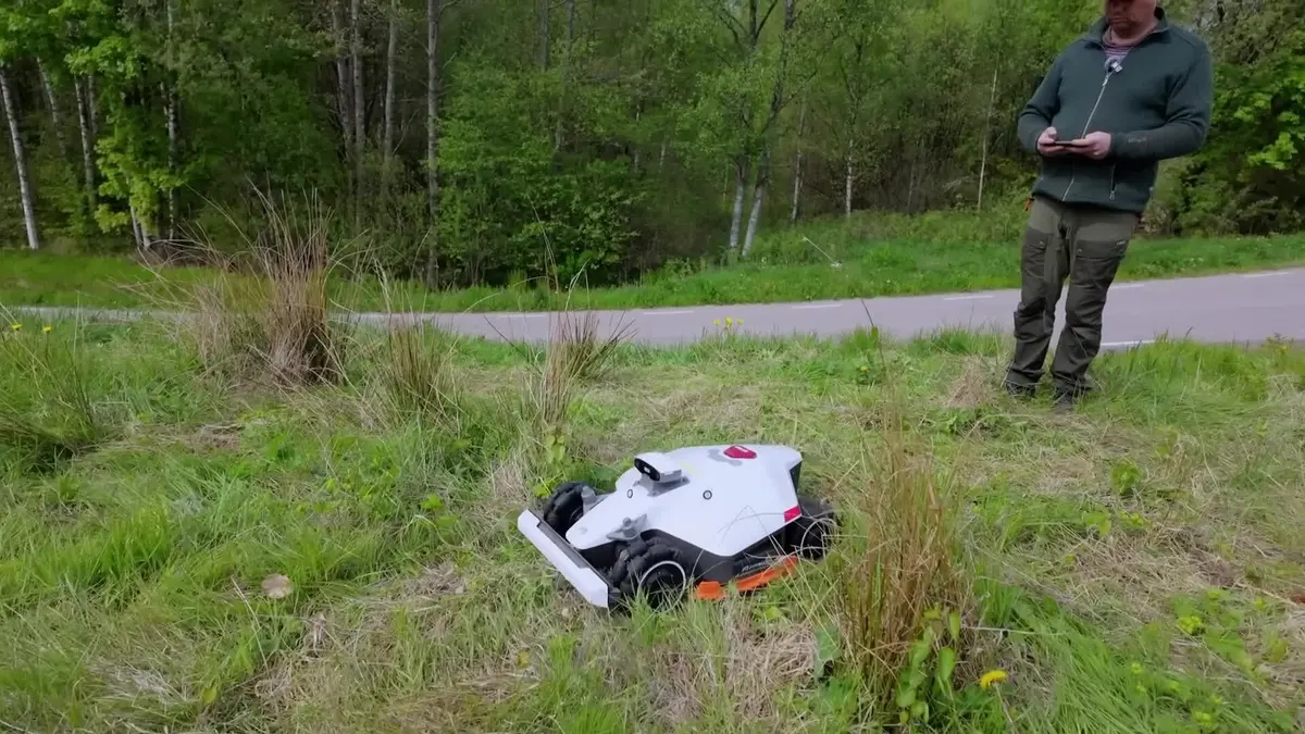 Robotska kosilica Mammotion LUBA 2 AWD 5000X, srodna izvedba, u visokoj travi