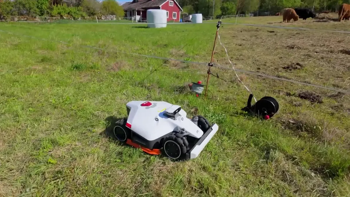 Robotska kosilica Mammotion LUBA 2 AWD 5000X, srodna izvedba, na pašnjaku