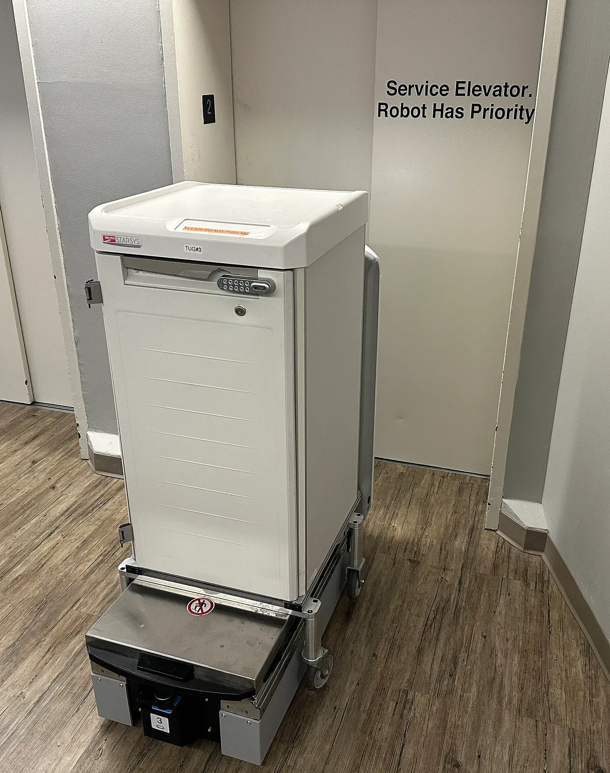 Bolnički dostavni robot ispred servisnog dizala