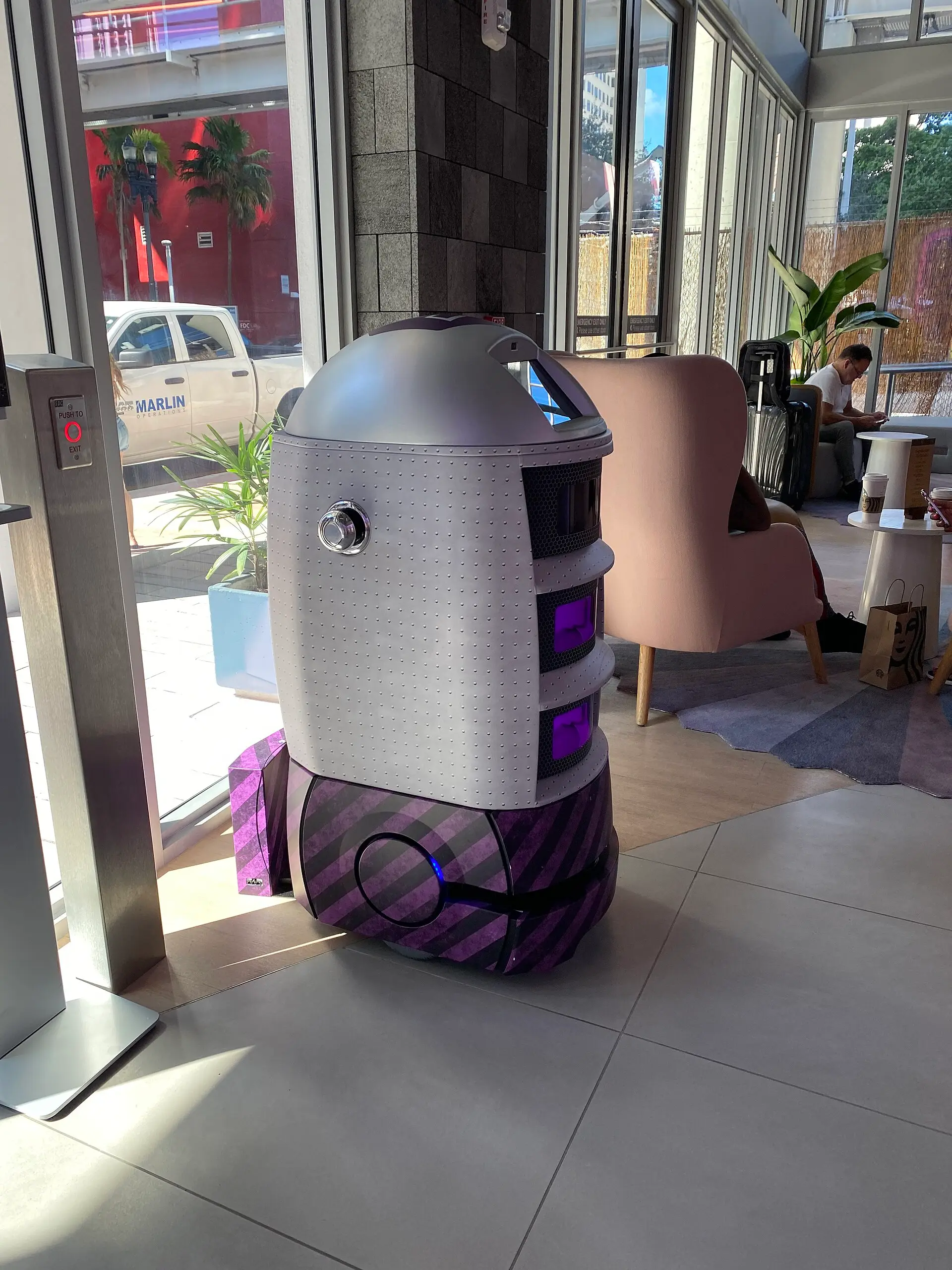Dostavni robot u predvorju hotela