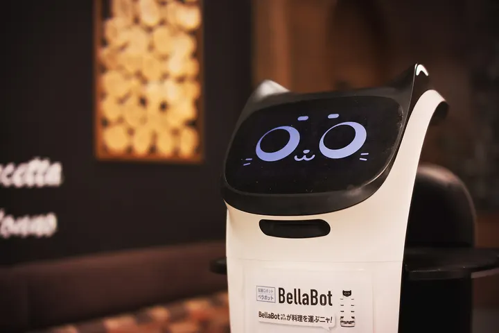 Robot za posluživanje Pudu BellaBot u restoranu