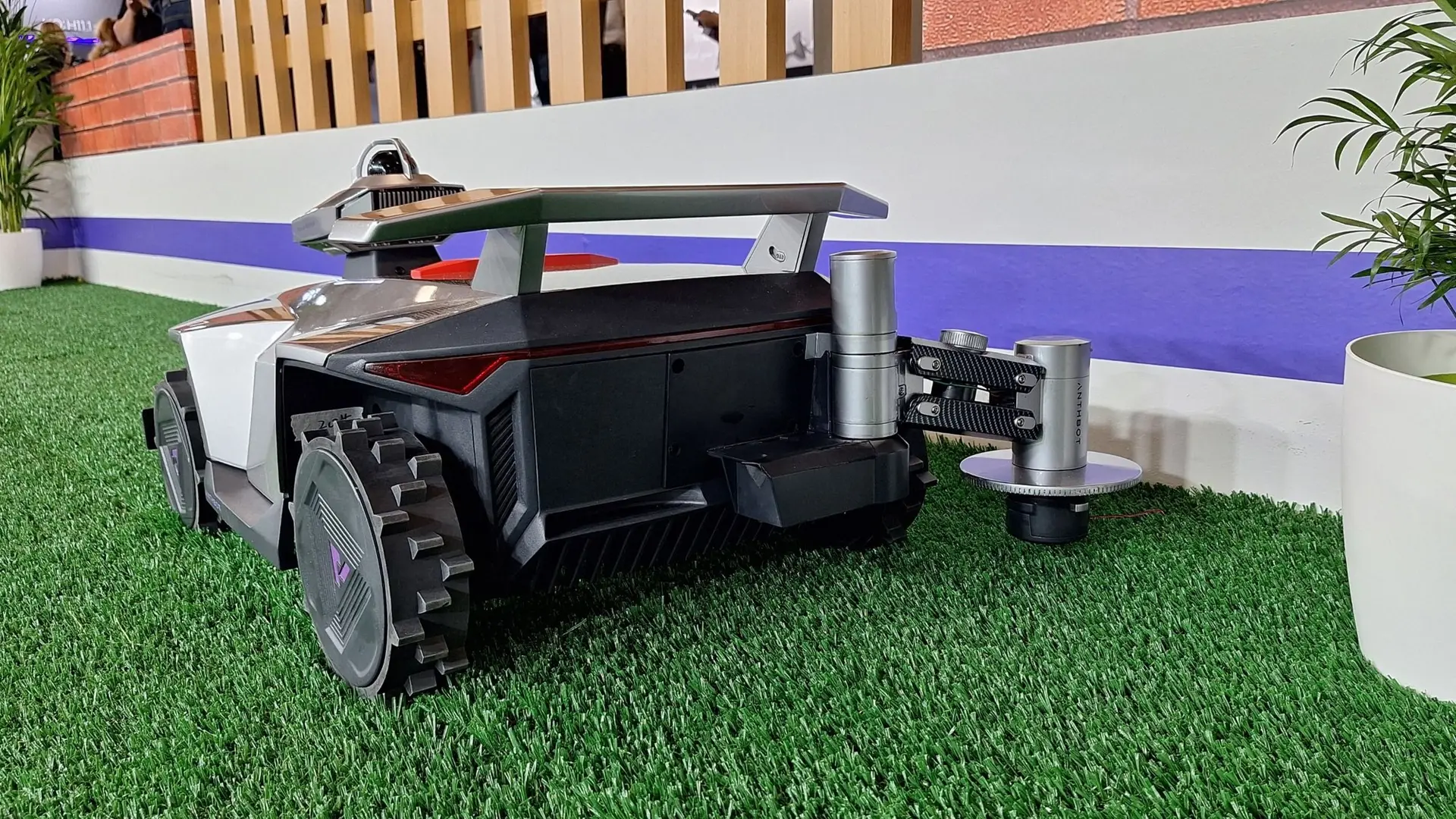 Anthbot R7 robotska je kosilica s ručicom i trimerom te infracrvenim senzorom