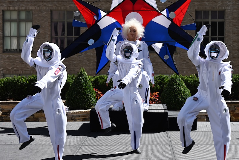 Šesnaest humanoida zaplesalo K-pop na Times Squareu
